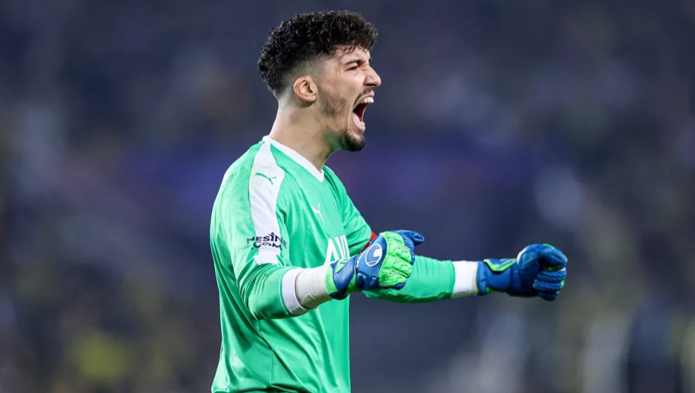 Altay Bayındır bunu hep yapıyor! Devler Ligi'ne damga vurdu