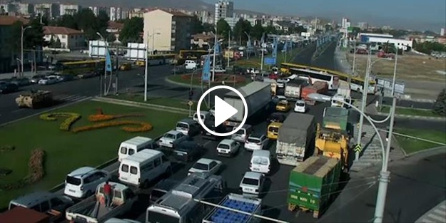 Altay Kışlası'ndan çıkan zırhlı araçlar kameraya yansıdı