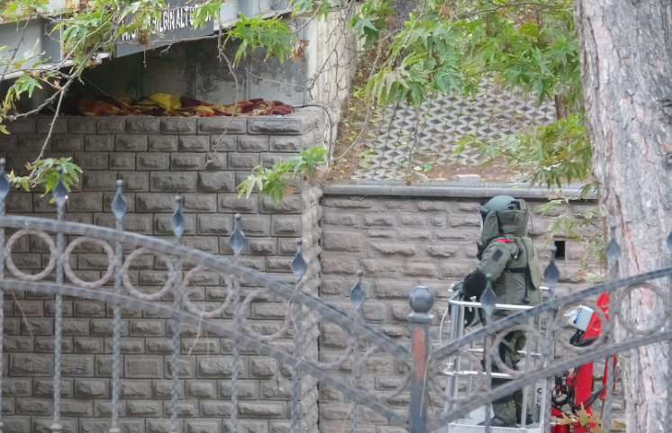 Altgeçidin tavanındaki şüpheli çanta panik yarattı; hızlı tren seferleri durduruldu