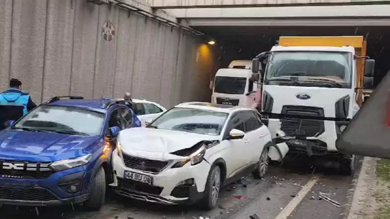 Altgeçit tıkandı, araçlar birbirine girdi! Çok sayıda yaralı