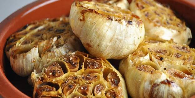 Altı diş kavrulmuş sarımsak yedikten 24 saat sonra vücudunuzda bakın neler oluyor!