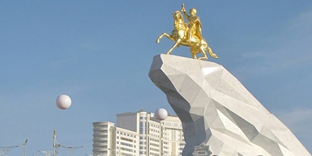 Altı metrelik heykelini dikti