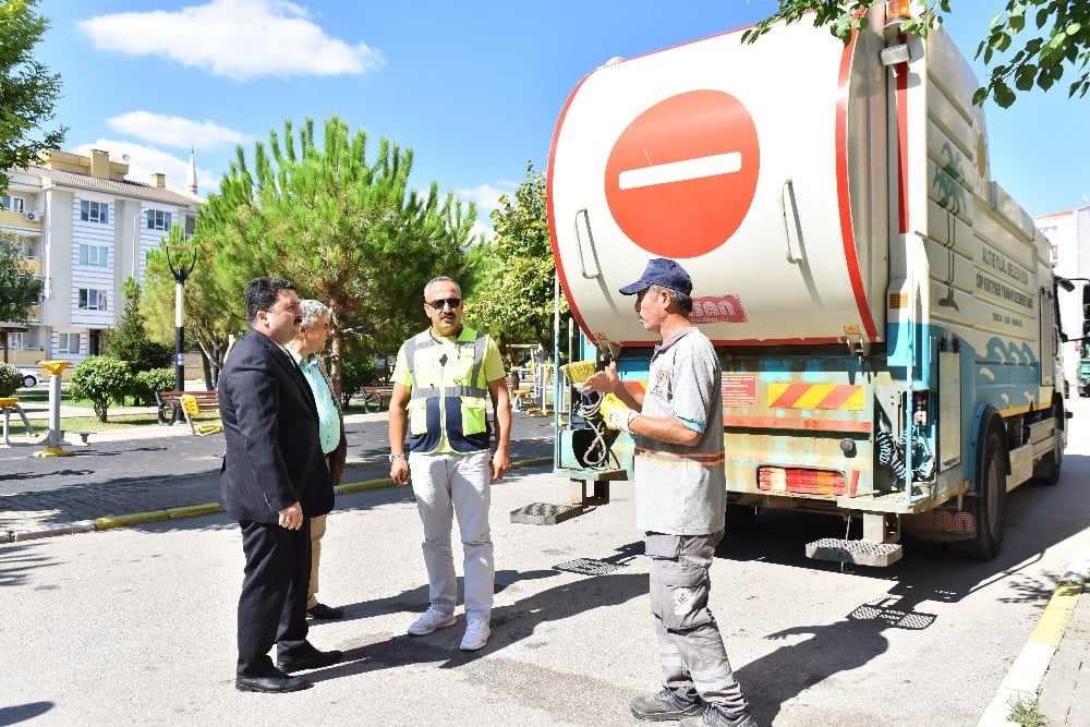 Altıeylül’de konteynerler dezenfekte ediliyor 
