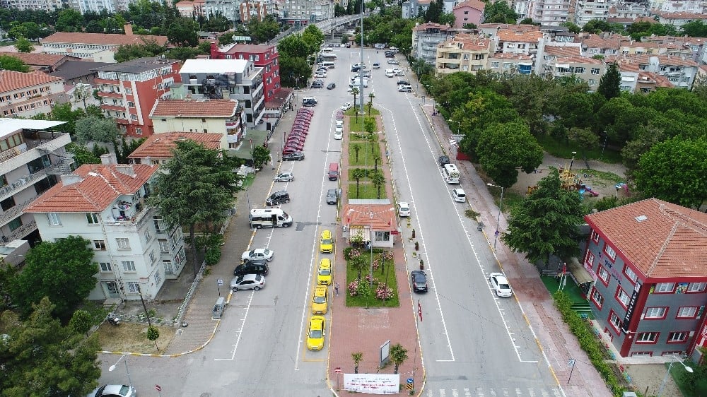 Altıeylül’de pazarcı esnafı yeni kurulan pazarda 