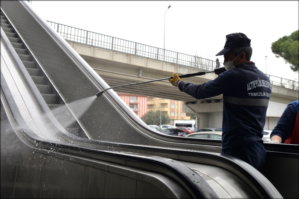 Altıeylül’de umuma açık alanlar dezenfekte ediliyor 