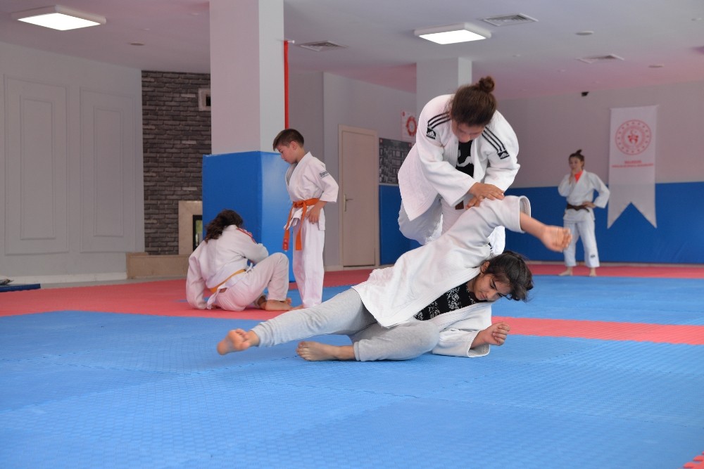 Altıeylül’de Yaz Spor Okulları başladı 