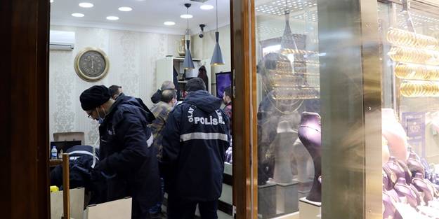 Altın alma bahanesiyle gittiği kuyumcuyu yaraladı