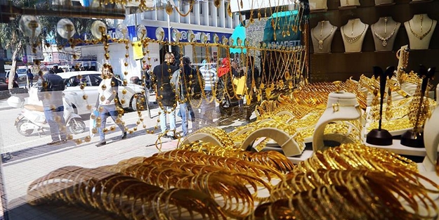 Altın fiyatları zirveden düştü