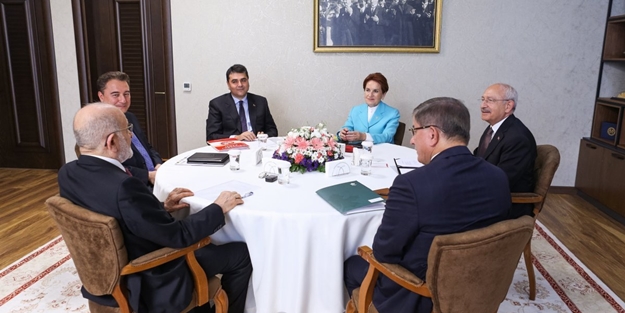 Altın günü gibi sürekli toplanıyorlardı... 6'lı masa tatile çıktı!