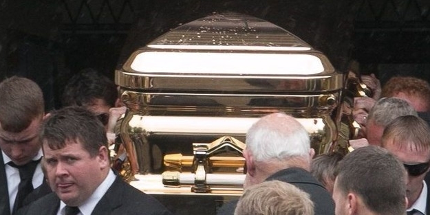 Altın kaplama tabutla gümüldü