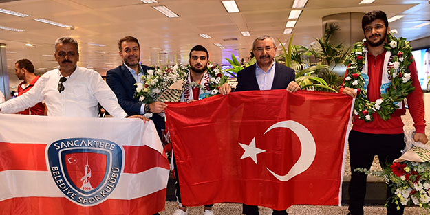 Altın madalyalı güreşçiler ülkeye döndü