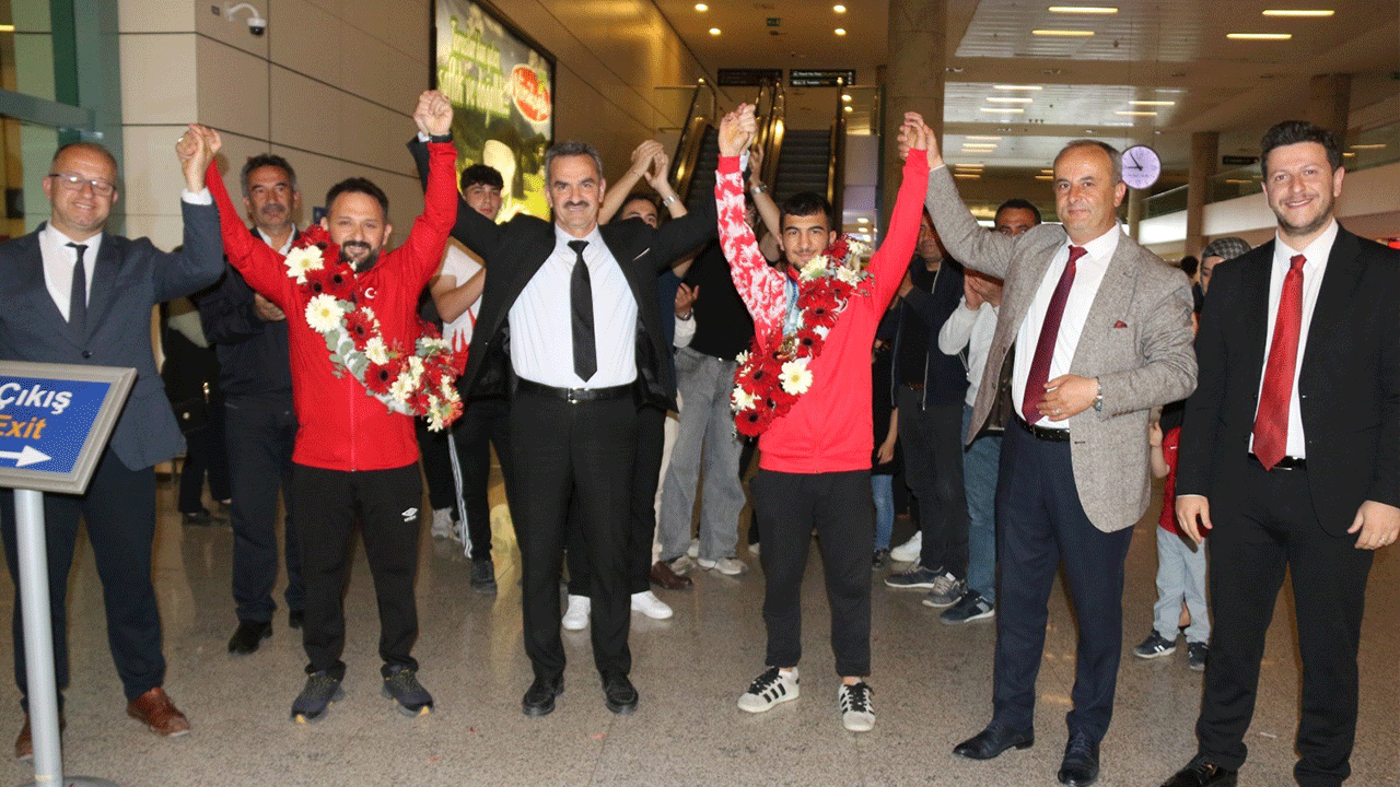 Altın madalyayla dönen genç halterci Ramazan Efe Yılmaz’a coşkulu karşılama