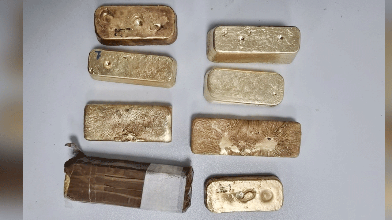 ‘Altın otobüs’ gümrüğü aşamadı: Kapı boşluğunda 5 kilo ağırlığında 9 külçe altın çıktı