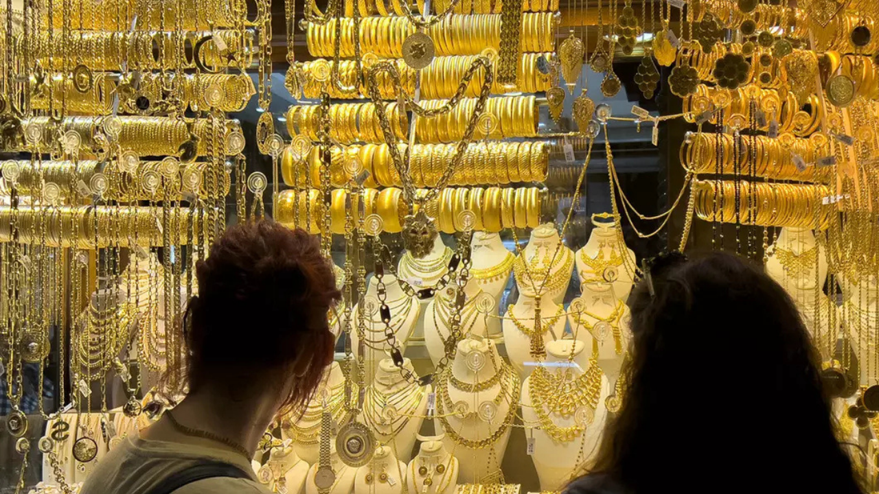 Altına darbe! Vatandaşlar Kapalıçarşı’ya akın etti