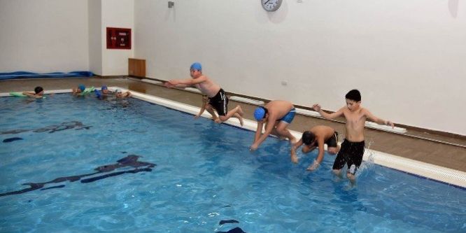 Altındağlı çocuklar yüzme öğreniyor