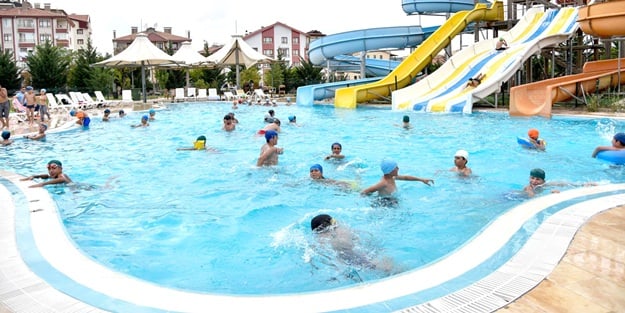 Altındağ'da çocuklar yüzmeyi öğreniyor