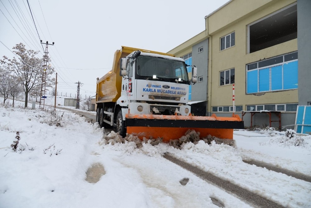 Altındağ’da karla mücadele sürüyor 