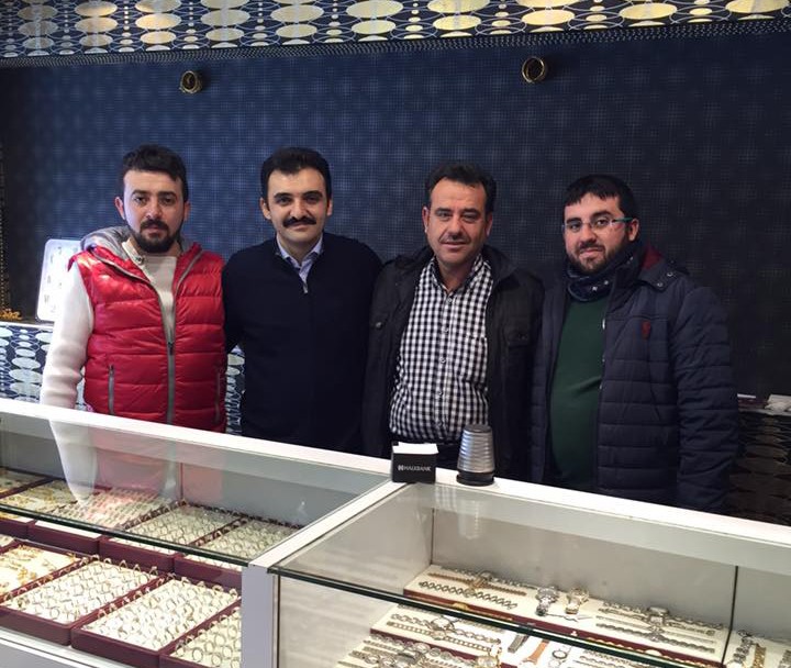 Altını bıraktı elma ile güldü 