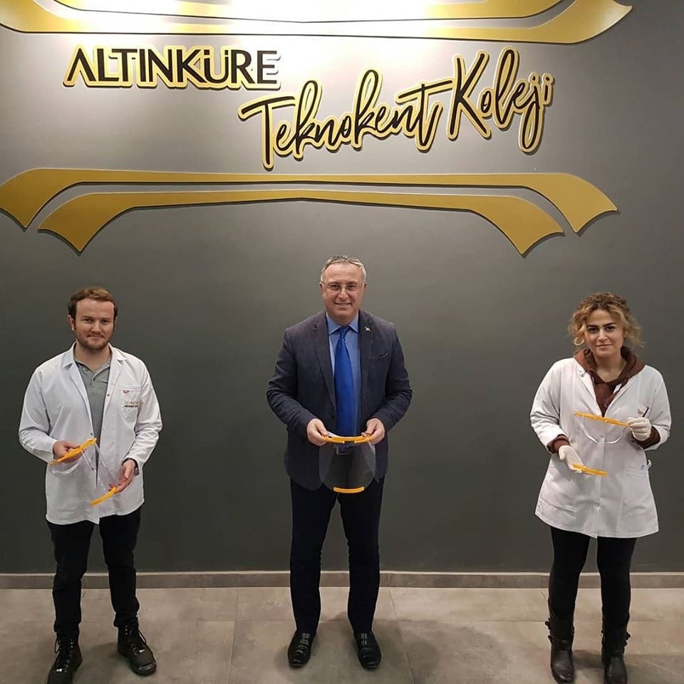 Altınküre Okulları Teknokent Koleji yüz siperi üretimine başladı 
