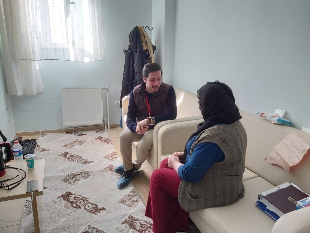 Altınküre okullarında görevli Psikolog Elazığ’da depremzedelere yardımda bulundu 