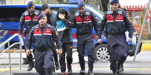 Altınları alıp kaçan telefon dolandırıcılarını jandarma yakaladı
