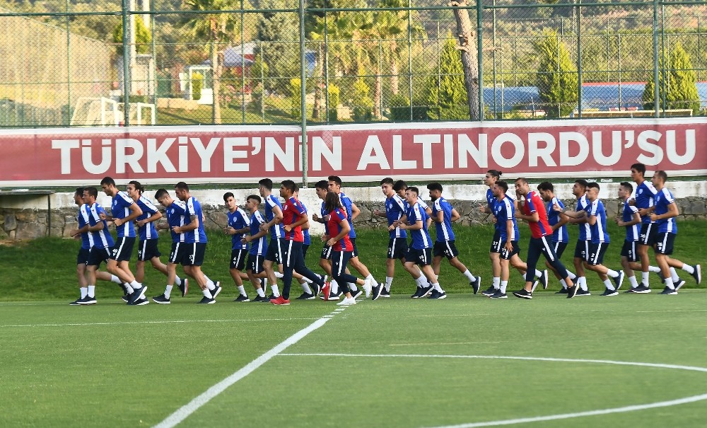 Altınordu transferde beklemeye geçti 