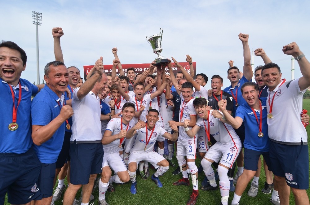 Altınordu U17 takımı şampiyon oldu 