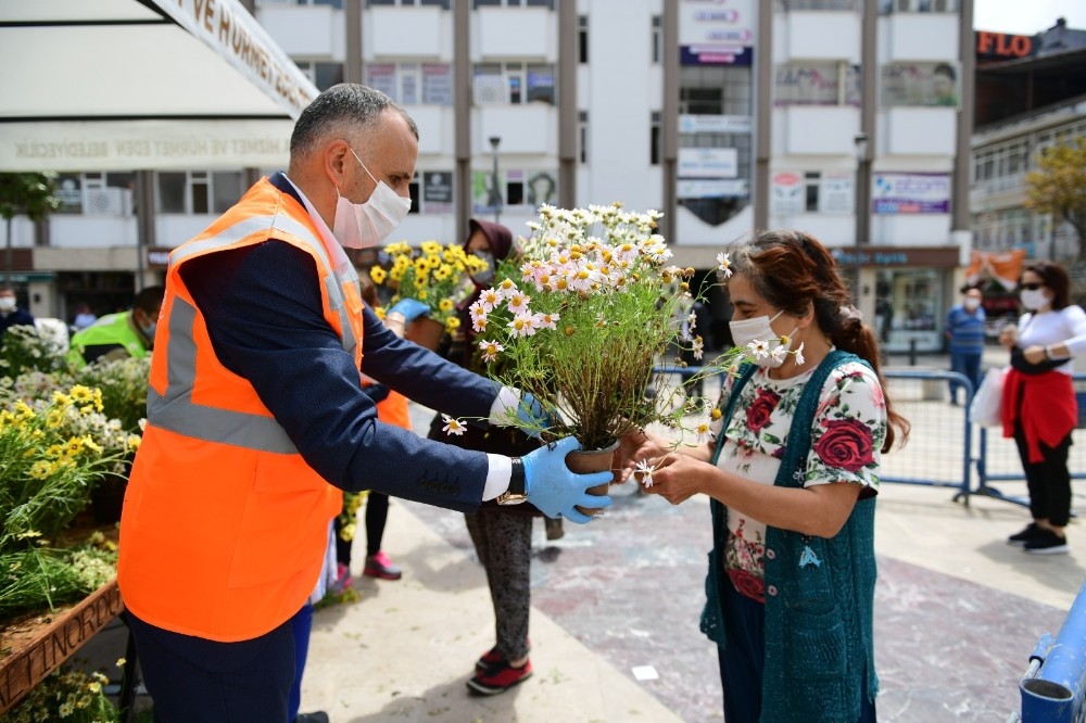 Altınordu’da normale dönüş çiçekle başladı 