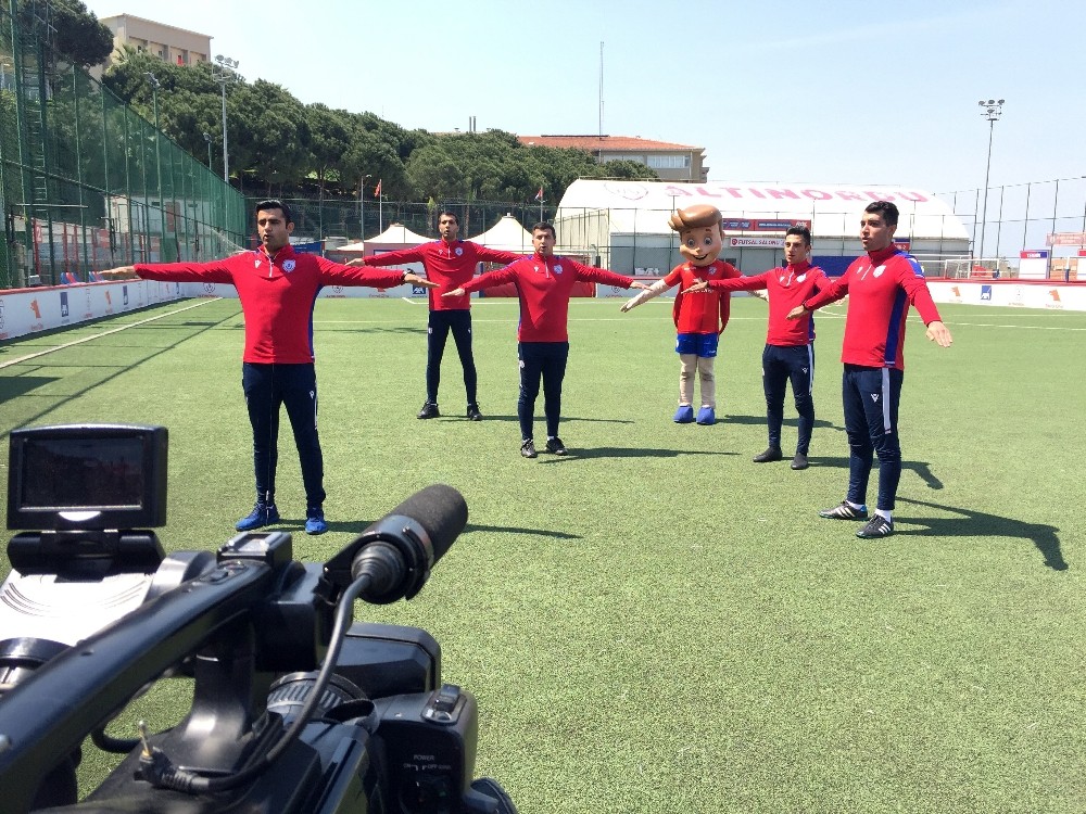 Altınordu’dan minik futbolculara videolu antrenman 