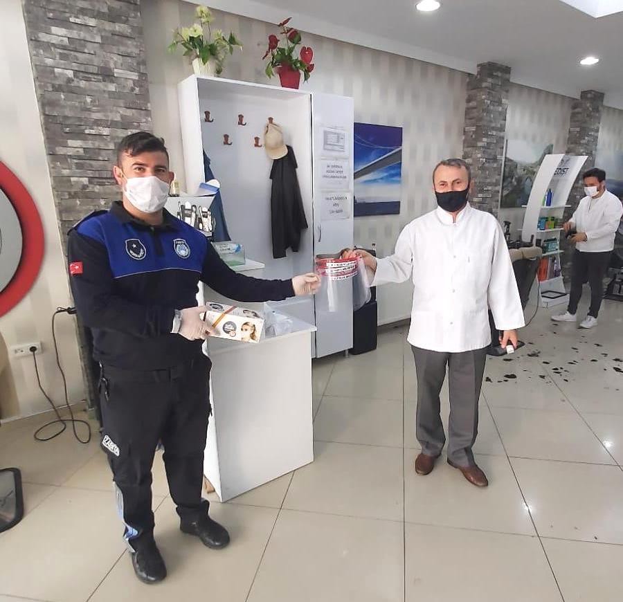 Altınova’da berber ve kuaförlere maske dağıtıldı 
