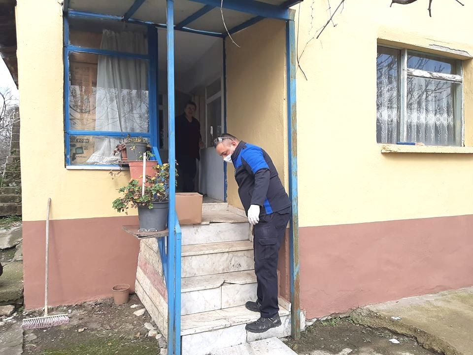 Altınova’da yardım kolileri dağıtılıyor 