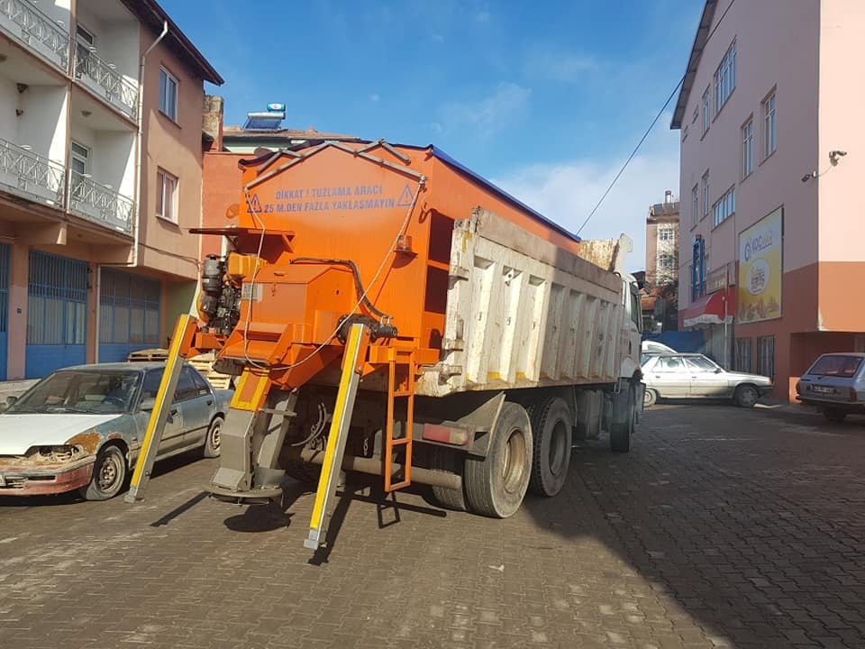 Altıntaş Belediyesi karla mücadele için tuzlama aracı aldı 