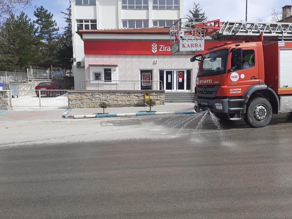 Altıntaş sokakları dezenfekte edildi 