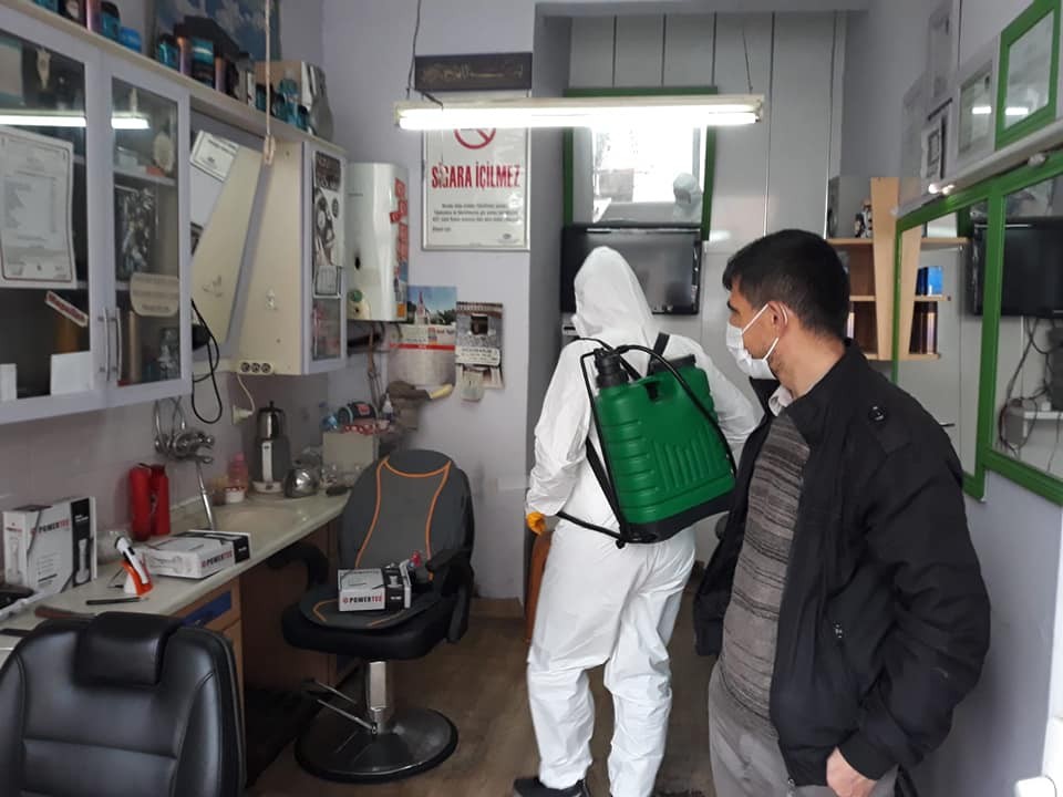 Altıntaş’ta berber ve kuaförler dezenfekte edildi 