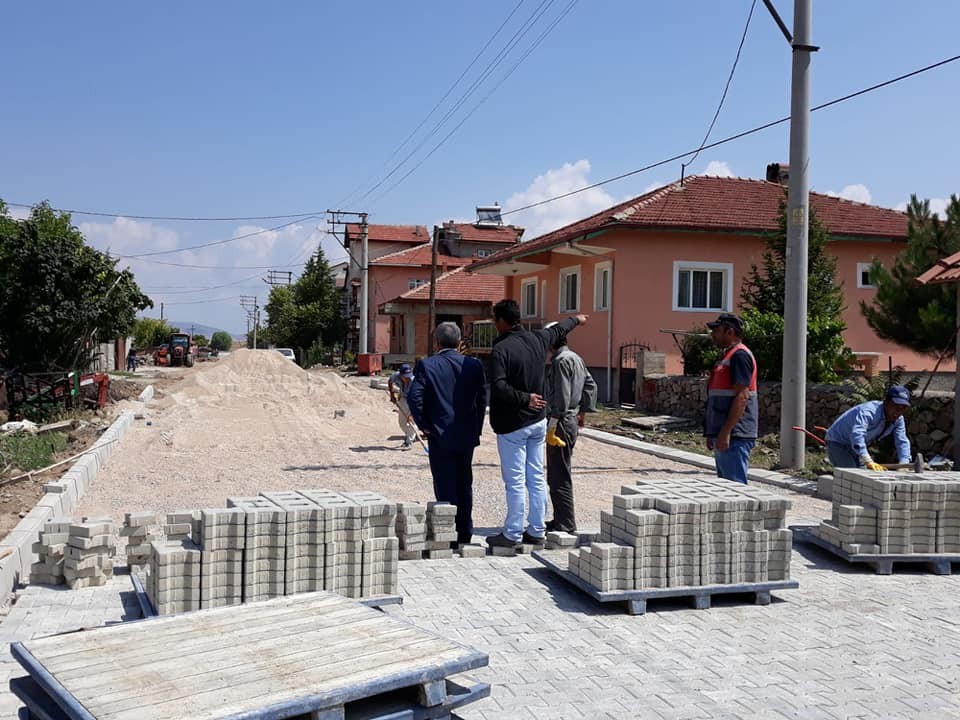 Altıntaş’ta kanalizasyon ve kilitli parke döşeme çalışmaları 