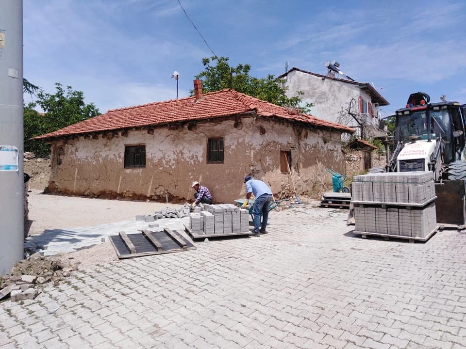 Altıntaş’ta kilitli parke taşı döşeme çalışmaları 