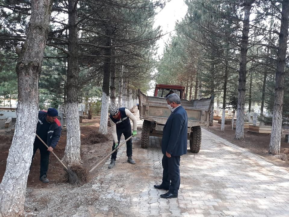 Altıntaş’ta mezarlık temizleme çalışmaları 