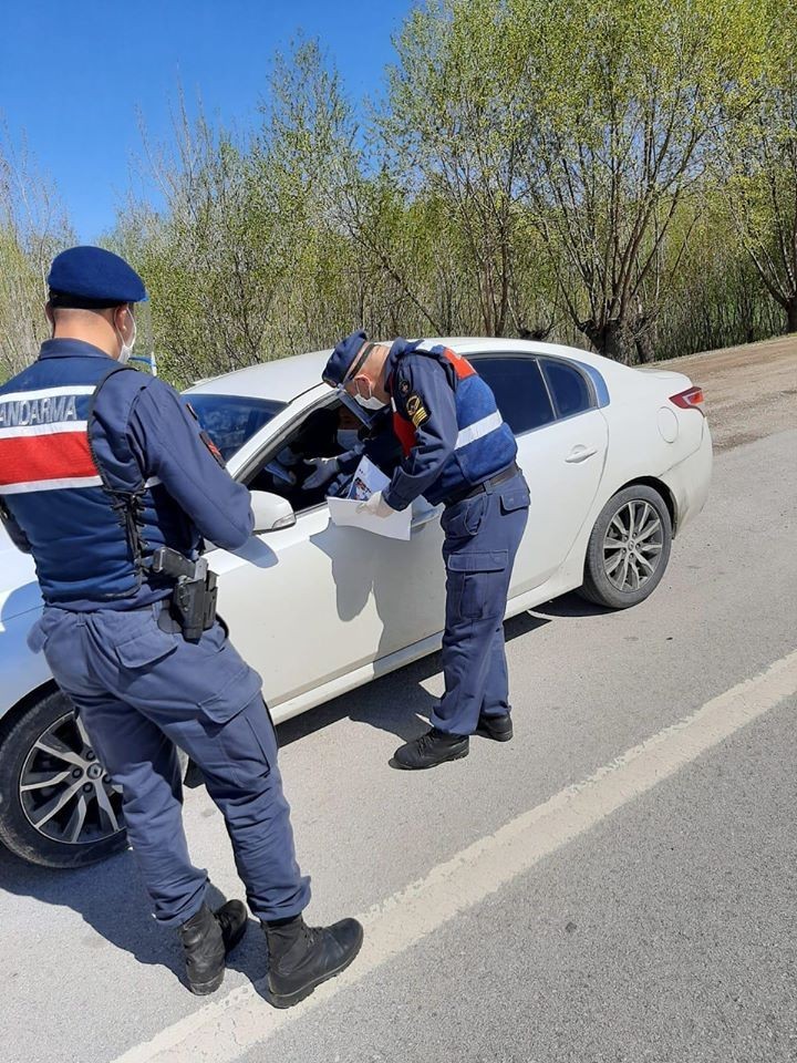 Altıntaş’ta sürücülere broşür ve maske dağıtıldı 