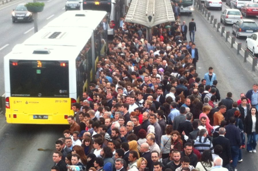 Altunizade'deki metrobüs durağında izdiham! Adım atmakta zorlanan halk isyan etti!