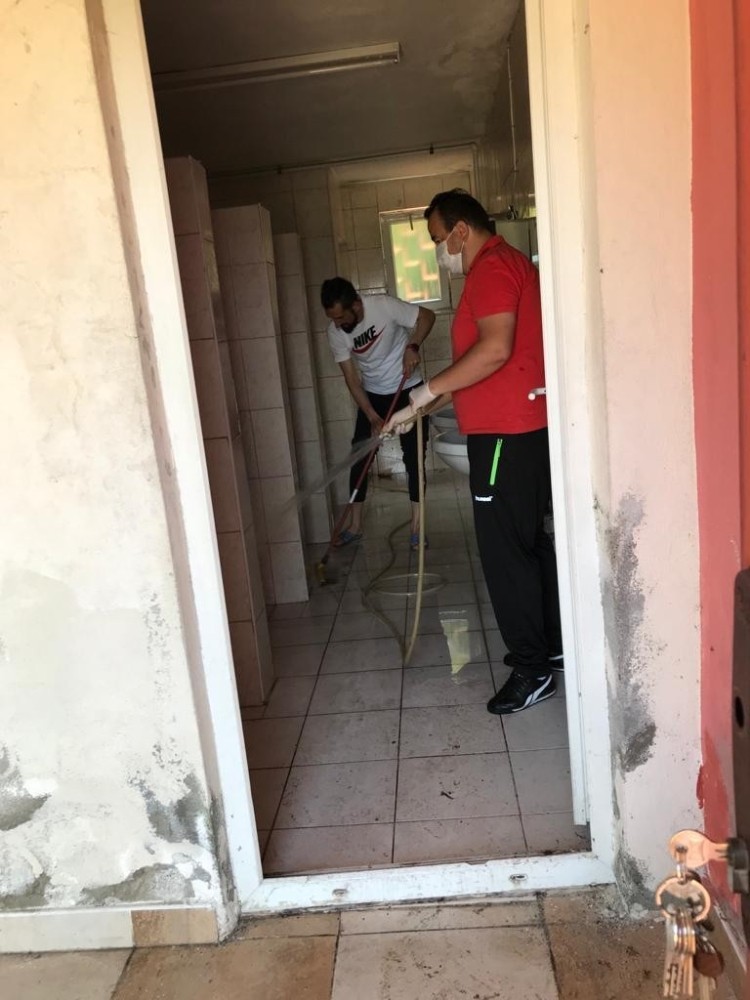 Altyapı antrenörü ve oyuncular tesisi temizledi 