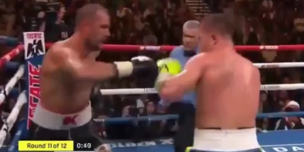 Alvarez'den rakibini bayıltan yumruk!