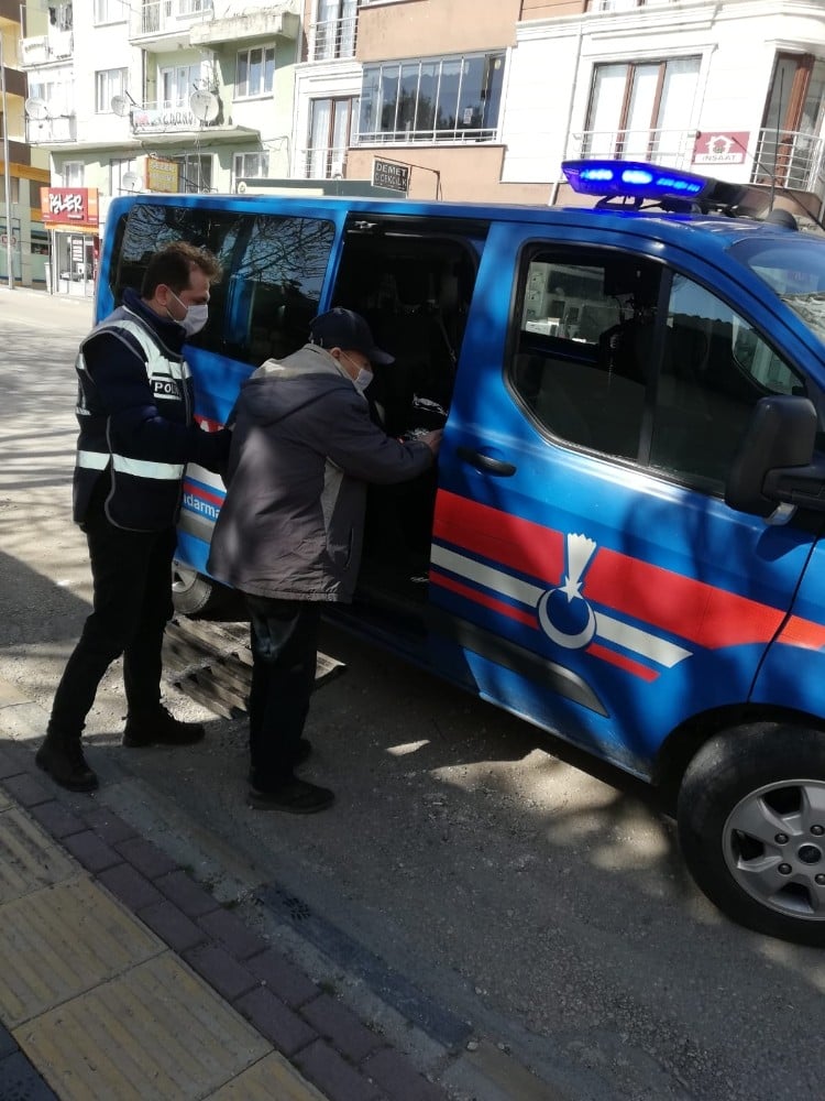Alzheimer hastası yolunu kaybetti, yardımına polis ve jandarma koştu. 
