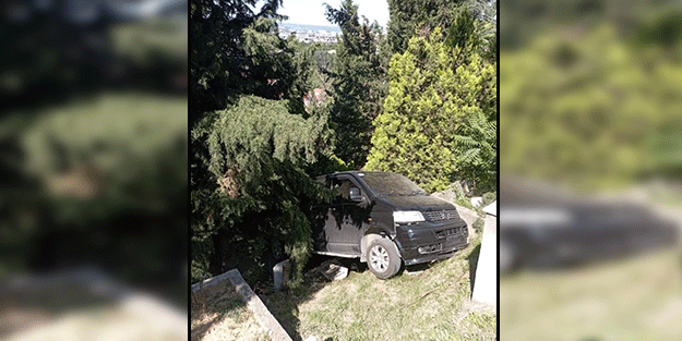Aman dikkat! Park halindeki araç mezarların üzerine uçtu!