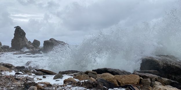 Amasra’da dalgaların boyları 4 metreye ulaştı