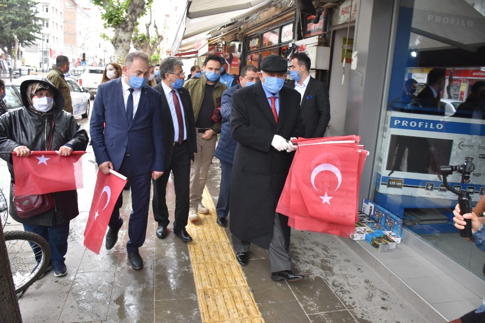 Amasya Belediye Başkanı Sarı, esnaf ve vatandaşlara Türk bayrağı dağıttı 