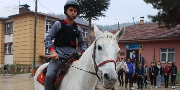Öğretmenden öğrencilere 'binicilik' dersi