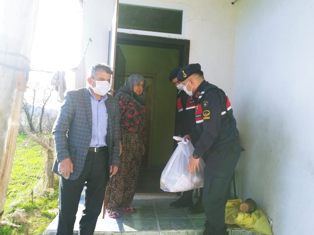 Amasya’da 65 yaş üstü vatandaşlara jandarmadan gıda yardımı 