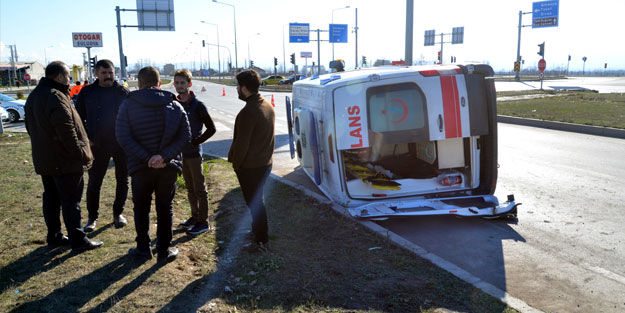 Amasya'da ambulans kamyonetle çarpıştı: Yaralılar var