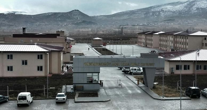 Amasya'da cezaevinin çatısı uçtu