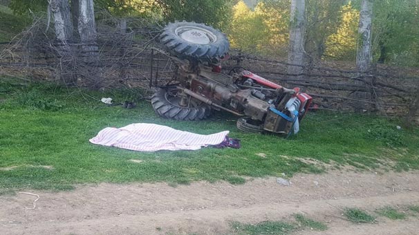 Amasya'da devrilen traktörün altında can verdi